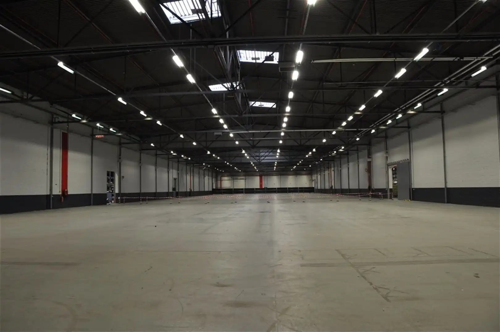 Logistieke unit + kantoren te Zele foto 9