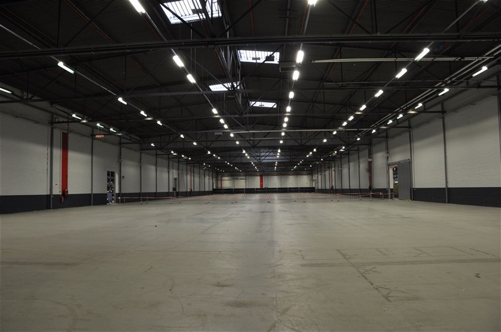 Logistieke unit + kantoren te Zele foto 9