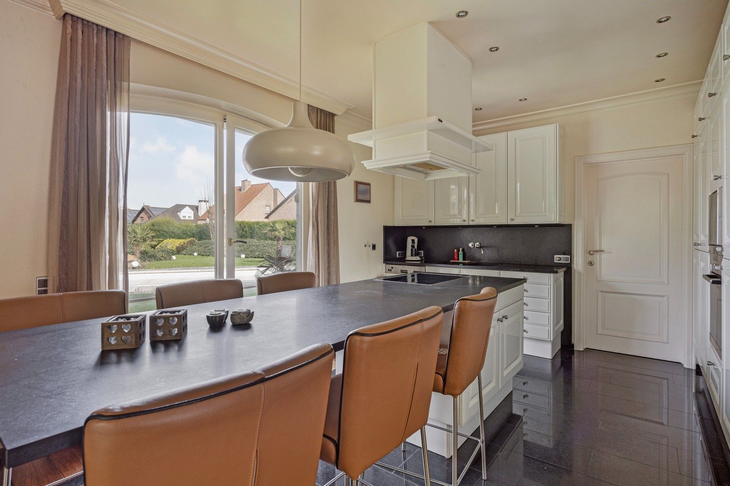 Luxueuze gelijkvloerse villa met zwembad en poolhouse op een riant perceel van 3.234 m² foto 11