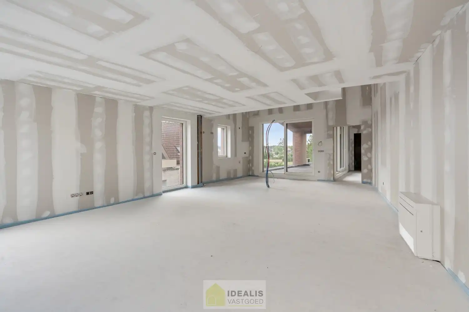 IDEALIS VASTGOED - PRACHTIGE CASCO+ PENTHOUSE MET EEN HEERLIJK LICHTRIJKE WOONKAMER MET OPEN KEUKEN EN AANSLUITEND ZEER RUIM TERRAS, 2 SLAAPKAMERS, BADKAMER, BERGPLAATS EN KELDERBERGING OP EEN GEGEERDE LOCATIE IN HET CENTRUM VAN PEER! Een aangename penthouse met een netto bewoonbare oppervlakte van +-102m² met veel lichtinval en grote glaspartijen en een ruim terras van maar liefst +- 22m², met apart kelderberging en fietsenstalling op een gegeerde locatie! Deze casco+ penthouse biedt op de 2de  verdieping een heerlijk ruime woonkamer met open keuken, een ruime inkom, een toilet, een bergplaats en toegang tot het ruim terras. Op de 3de  verdieping beschikt het penthouse over 2 slaapkamers en een badkamer. Een penthouse met vele troeven dus, nl. casco+ en nog volledig naar eigen smaak af te werken, een fijne locatie, veel lichtinval en ruime glaspartijen, zeer ruime leefruimte met open keuken, 2 slaapkamers, laag energieverbruik,… foto 5
