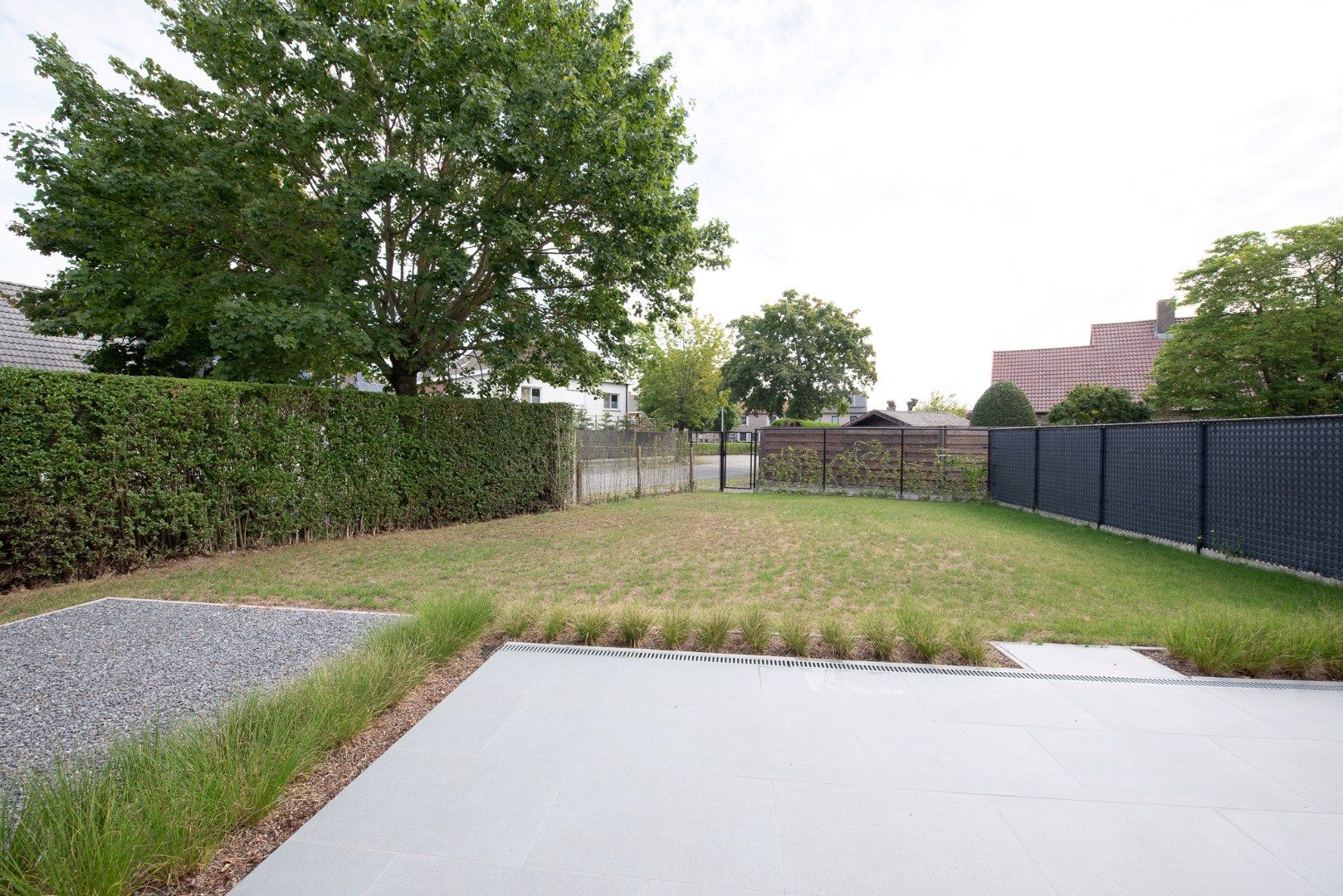Knap gerenoveerde halfopen bebouwing met 3 slpks, garage & carport! foto 11