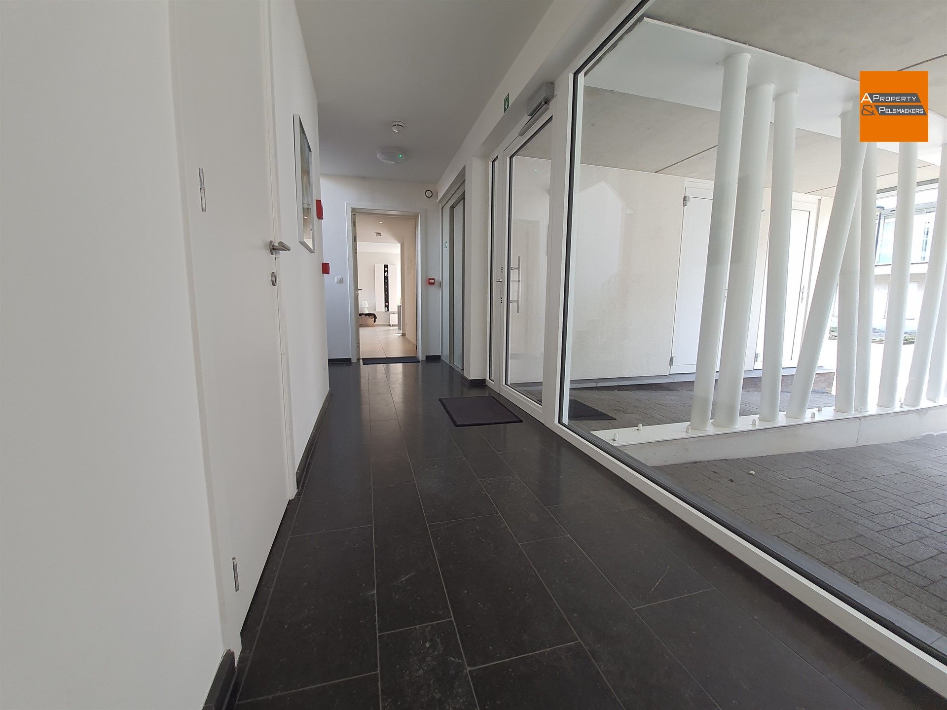  Gelijkvloersappartement met 2 slaapkamers, tuin, berging en parking foto 10