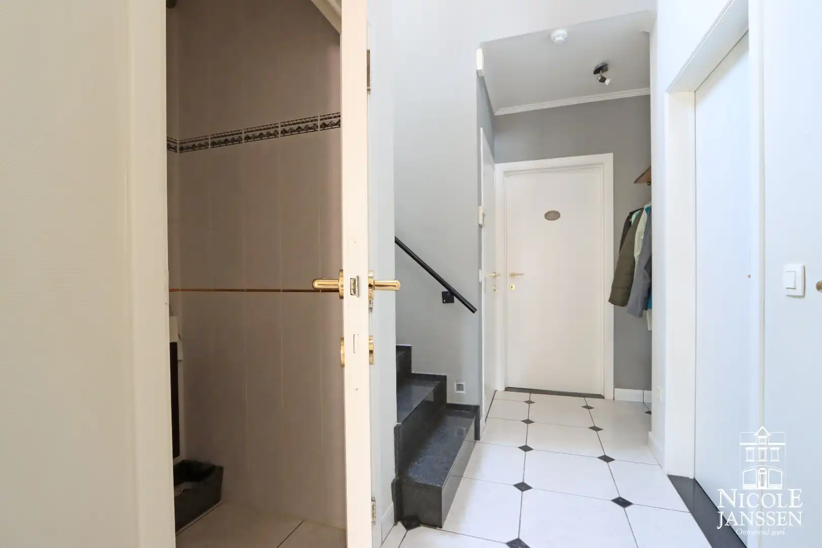 Instapklare woning met ruimte voor praktijk en mooie ingesloten tuin in Bree centrum foto 11