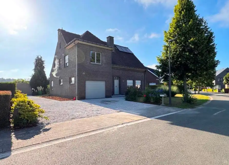 Deze rustig gelegen, alleenstaande woning onderging een grondige renovatie en werd uitgerust met zonnepanelen, vernieuwde beglazing, nieuwe radiatoren, een vernieuwde badkamer en aangelegde oprit. foto {{pictureIndex}}