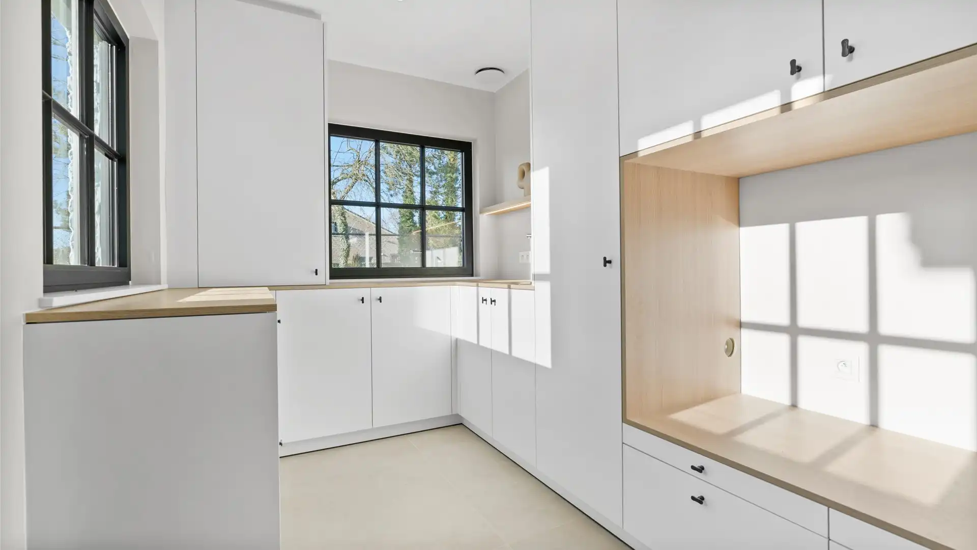 Exclusief hippisch eigendom met binnen- en buitenpiste, paardenstallen foto 24