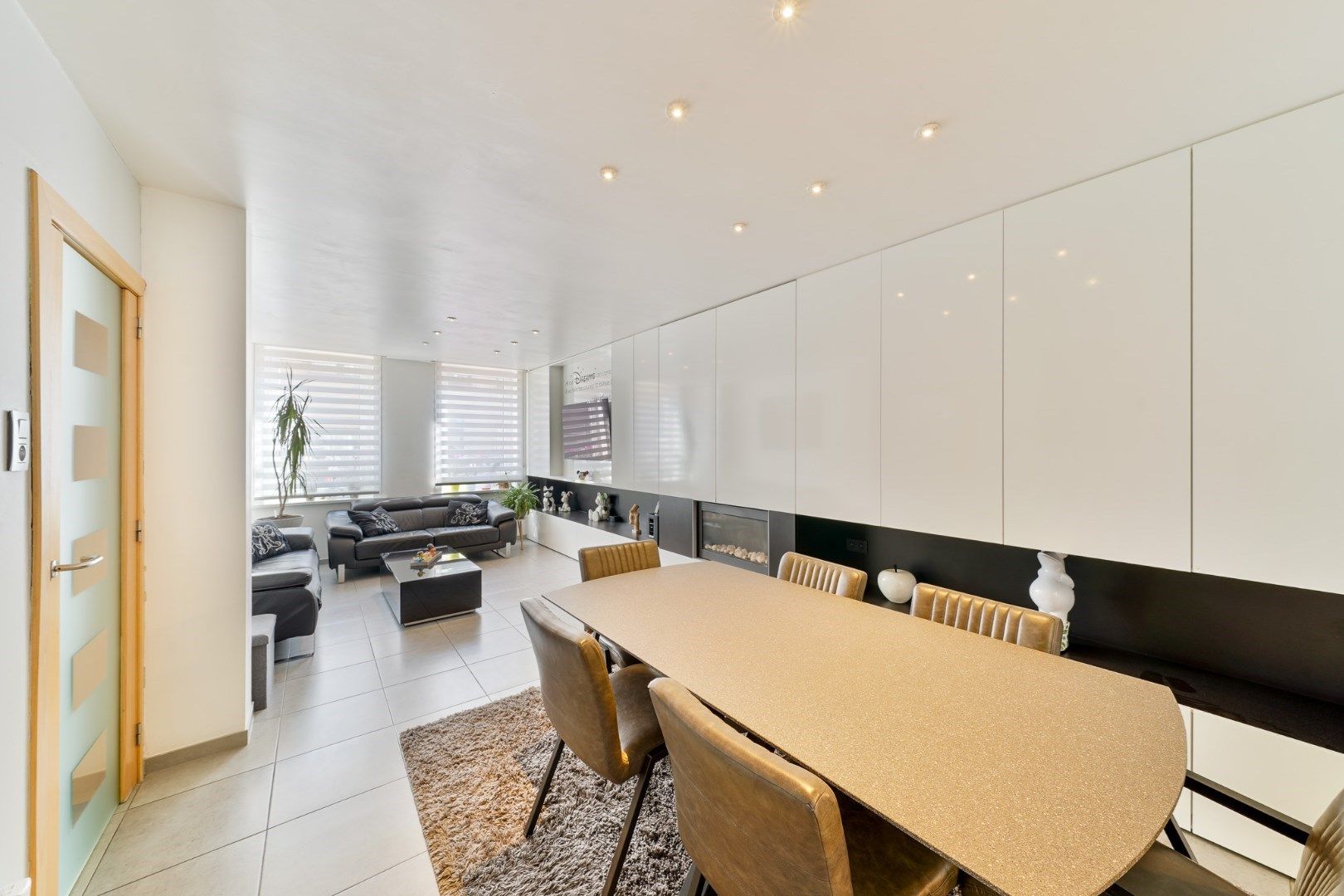 Volledig gerenoveerde woning met 3 slaapkamers, 2 badkamers en ruim dakterras foto 4