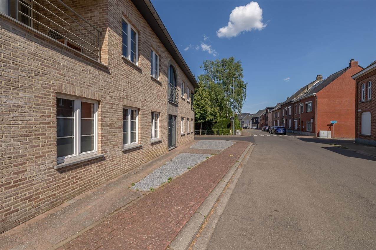 Royale duplex met terras en garage foto 34