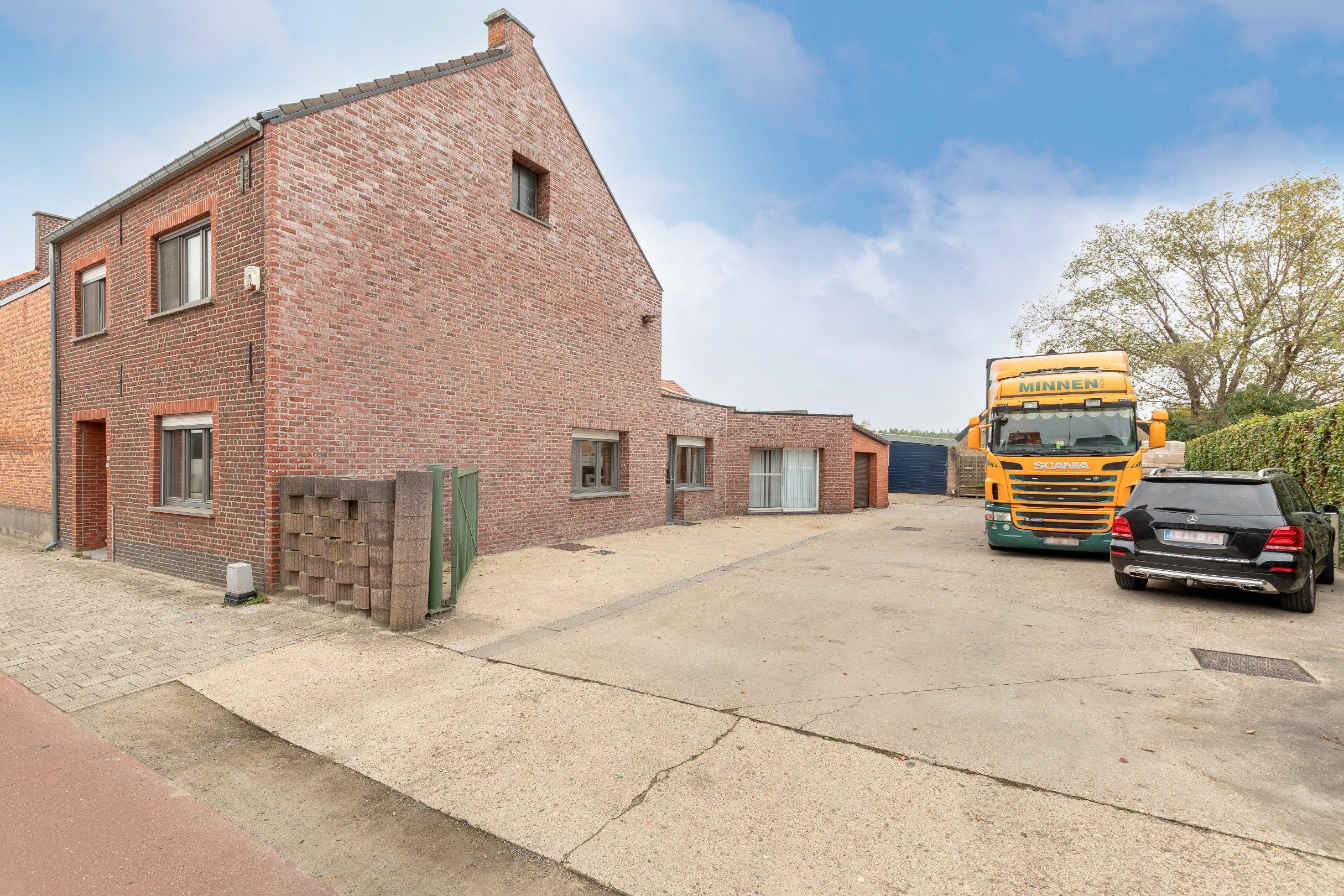 Woning met achterliggende grote loodsen (220m2) foto 2