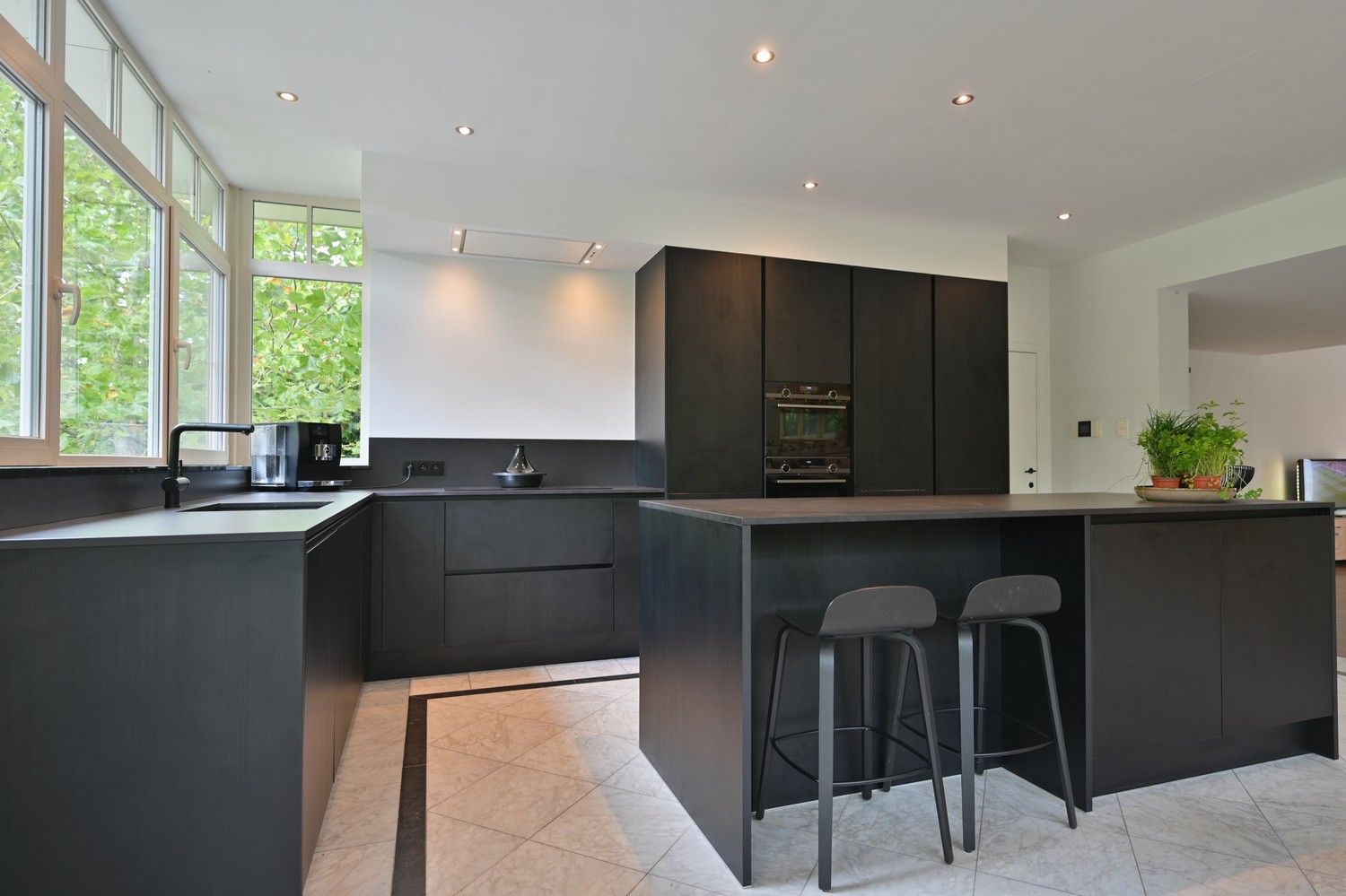 Royale gezinswoning met prachtige leefkeuken op een perceel van 19a, grenzend aan natuurgebied foto 7