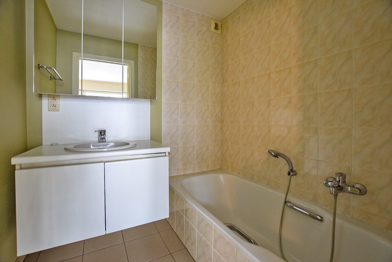 Goed gelegen 2-slaapkamerappartement te Oostduinkerke-Bad vlakbij de winkelstraat en het strand.  foto 15