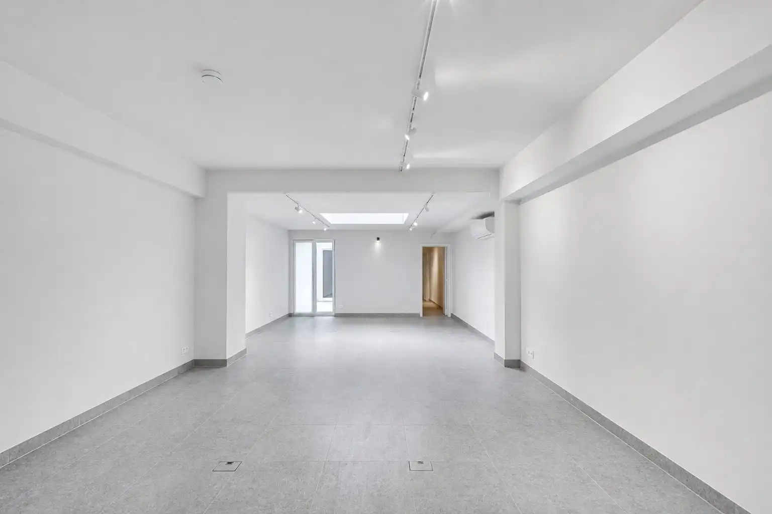 Instapklare winkel- en galerijruimte met studio en privatieve koer op de Zeedijk 694 foto 4