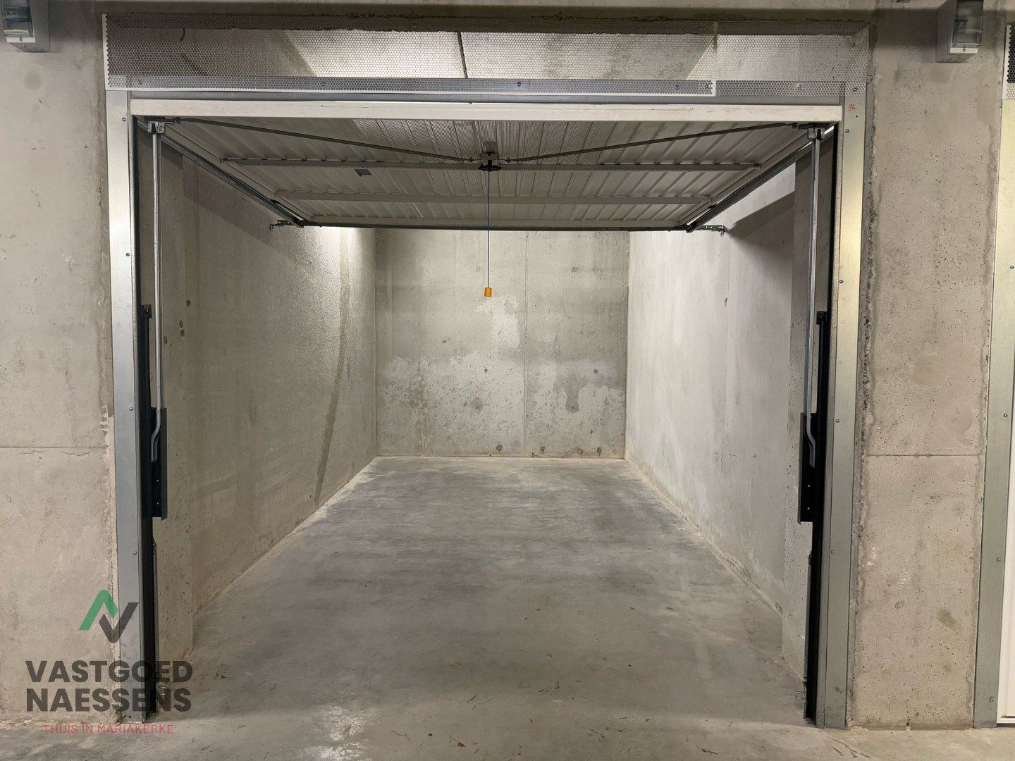 RUIME GARAGEBOX IN RESIDENTIËLE WOONWIJK foto 3