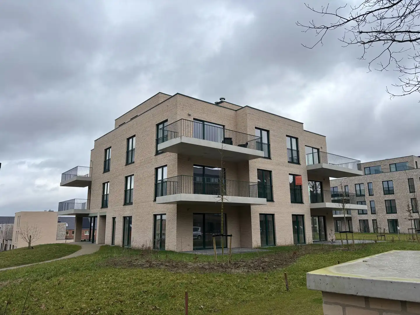 Modern Wonen & Werken: Luxueus Nieuwbouwappartement met 2 Slaapkamers en Bureau foto {{pictureIndex}}