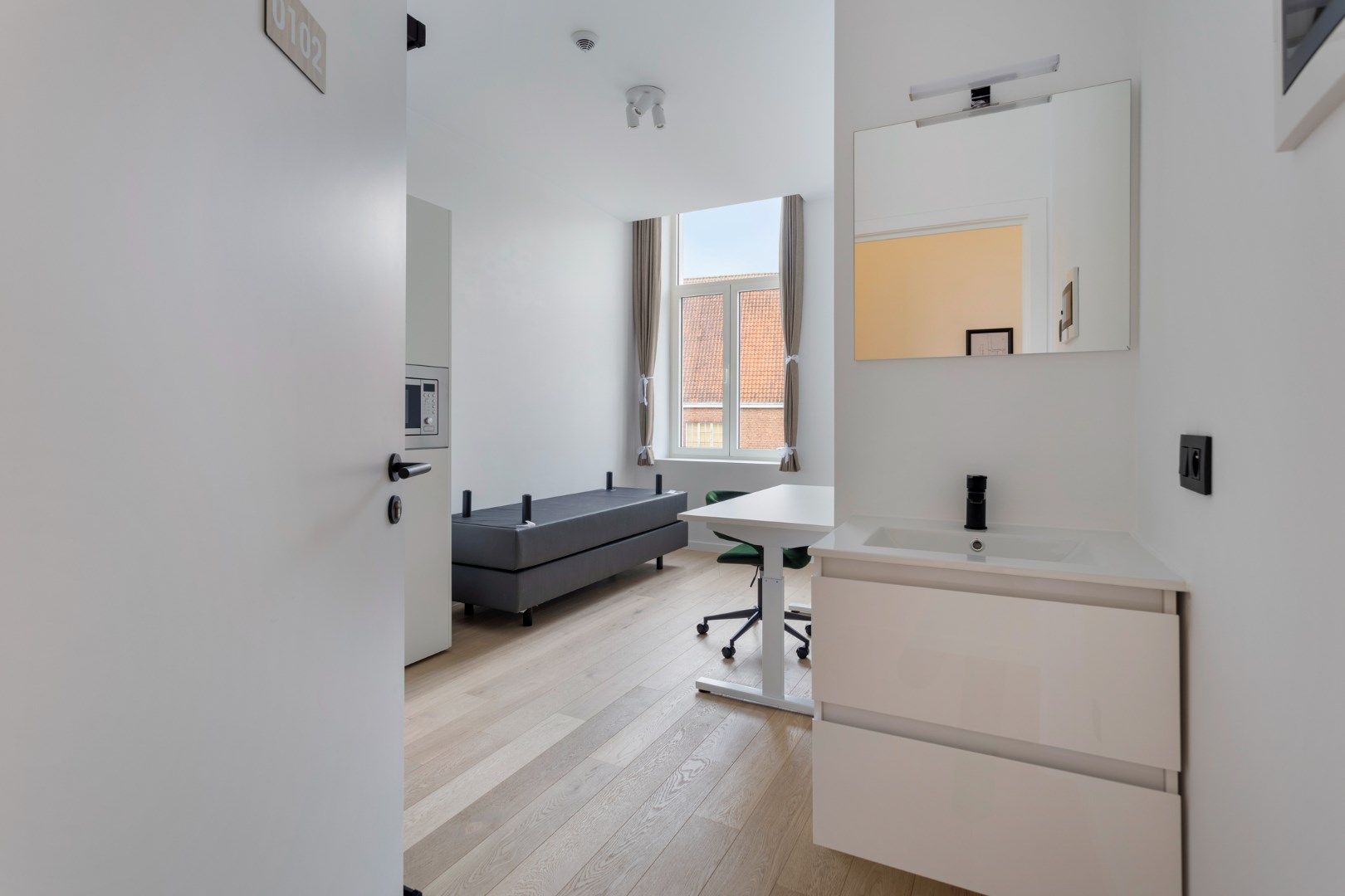 Volledig gerenoveerde studentenkamer in residentie met 29 studentenkamers met eigen sanitair in hartje Leuven  foto 8