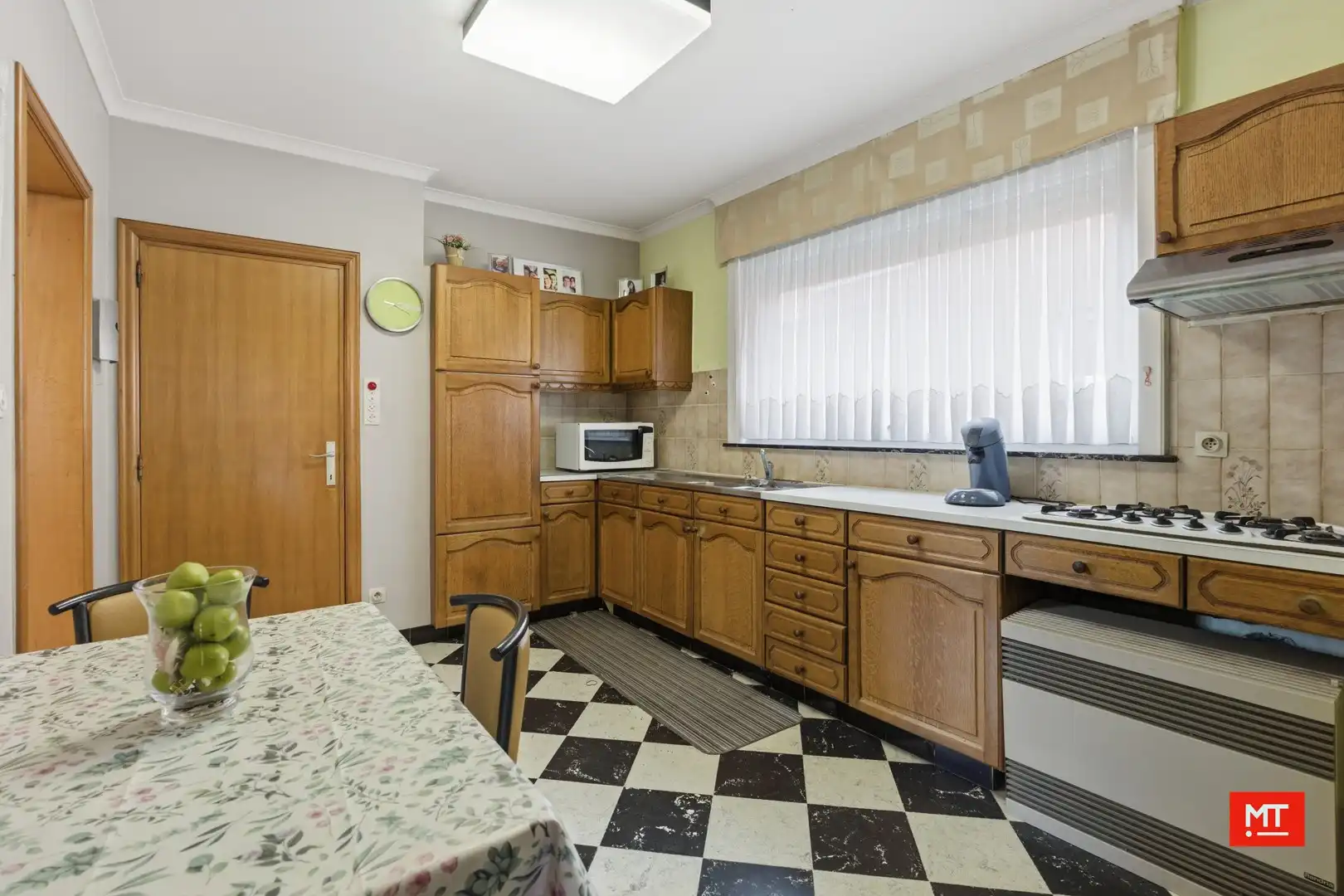 Kloeke halfopen woning met 3 slaapkamers, stadstuin en garage in centrum Meulebeke foto 7