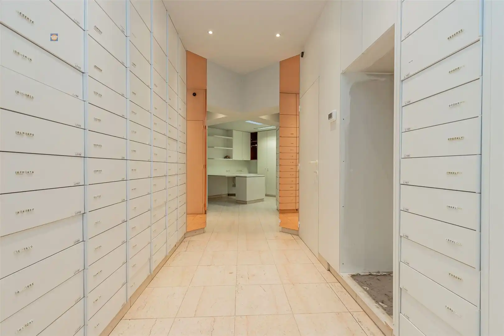 Handelsruimte met appartement foto 6