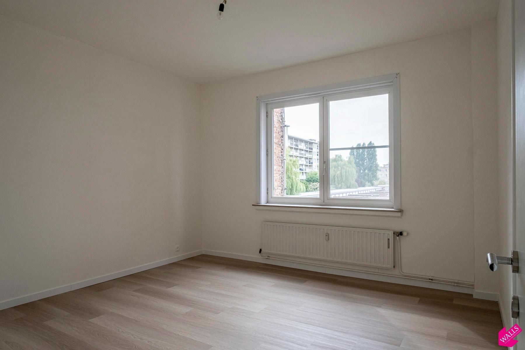 Vernieuwd en centraal gelegen 2-SLK appartement! foto 8