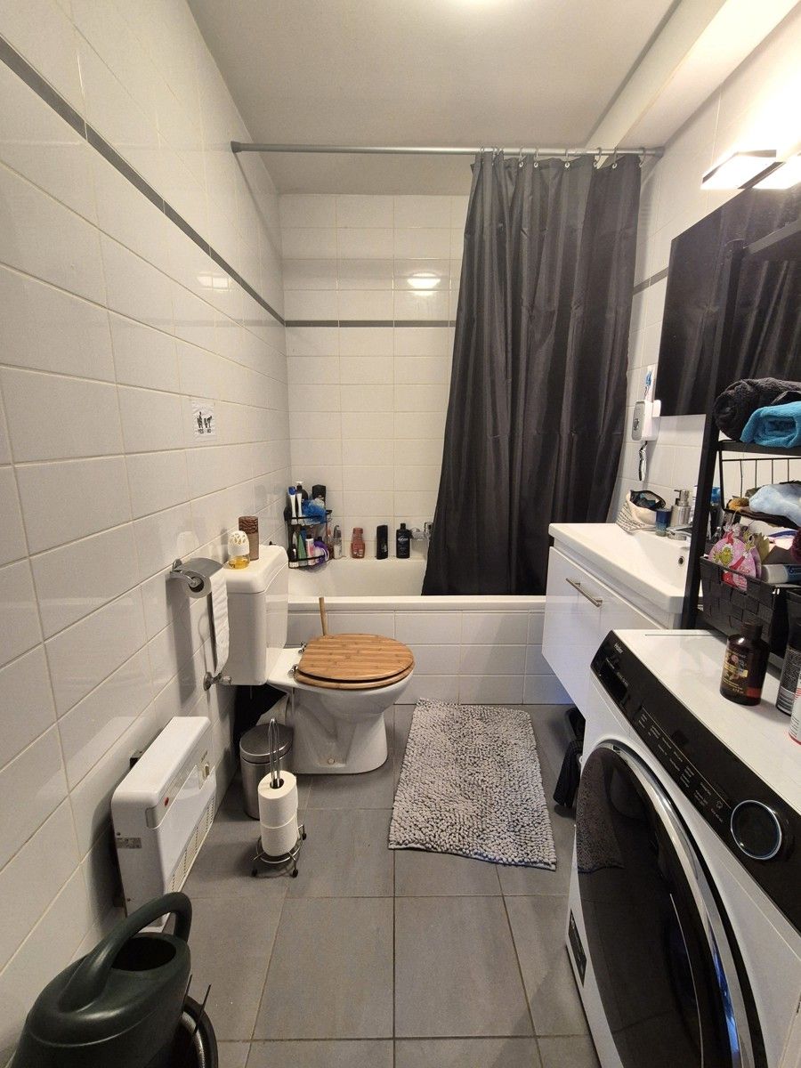 Appartement op rustige ligging met veel ramen en ruim terras foto 8