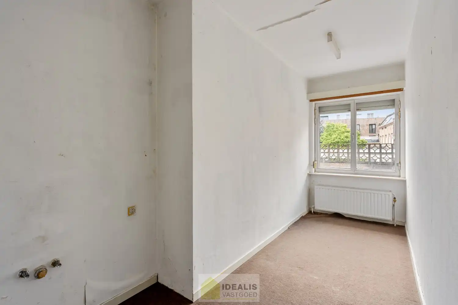 IDEALIS VASTGOED -  INVESTERINGSEIGENDOM BESTAANDE UIT 2 GELIJKVLOERSE HANDELSPANDEN EN 5 BOVENLIGGENDE APPARTEMENTEN IN HET CENTRUM VAN PELT! – te renoveren investeringseigendom op een toplocatie in Pelt (Neerpelt). Gelijkvloers 2 handelspanden, op de 1ste verdieping een 3 slpk.-appartement, 2de verdieping een 3 slpk.-appartement en een 1 slpk.-appartement en op de 3de verdieping een 3 slpk.-appartement en een 1 slpk.-appartement. Geschikt voor zij die zoeken naar een interessante investering in het centrum van Pelt. foto 30