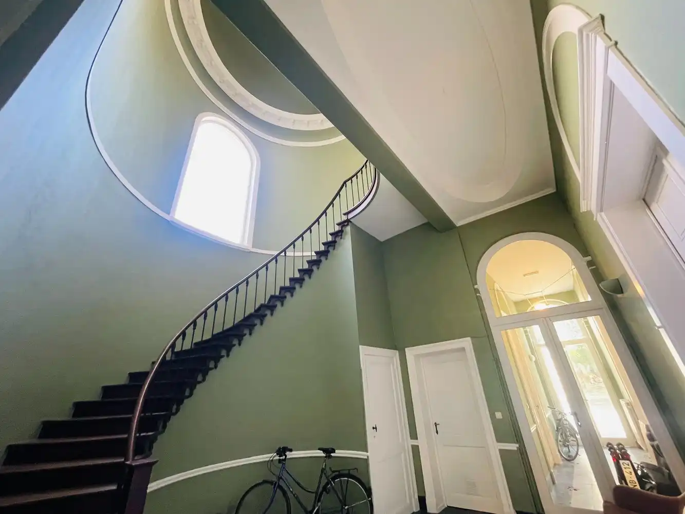 Brugge&nbsp; Aan de SINT-ANNAREI , Unieke , EXCLUSIEVE SALONS/ KANTOORUIMTES (+- 160m²) in een HERENHUIS vooraan met&nbsp; zicht op de Sint-Annarei, achteraan zicht op een grote gemeenschappelijke tuin met oude bomen.&nbsp; Parkingplaats. foto 14