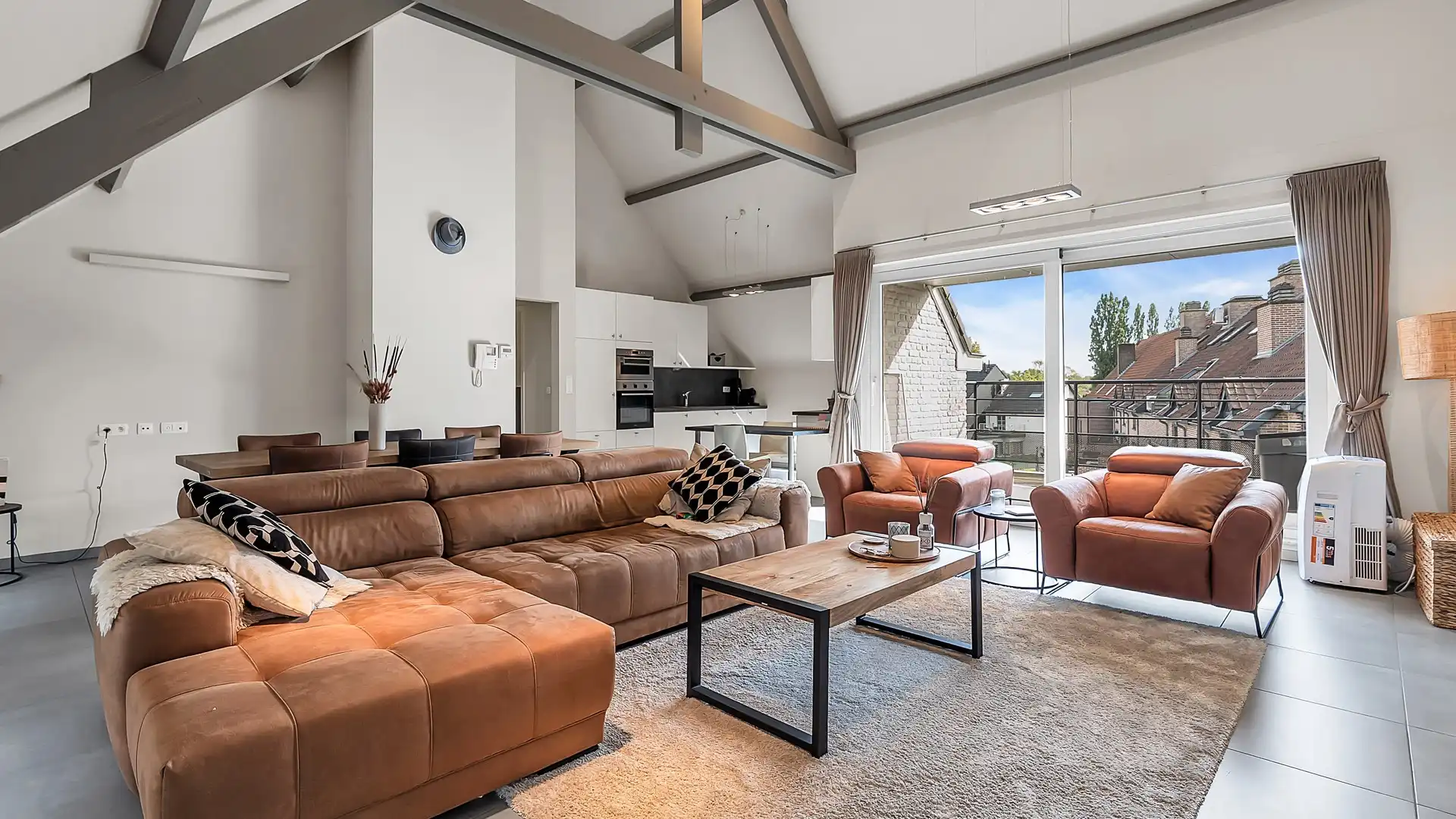 Unieke loft met terras en private parking. Uitstekende ligging aan de vernieuwde Markt. foto 6