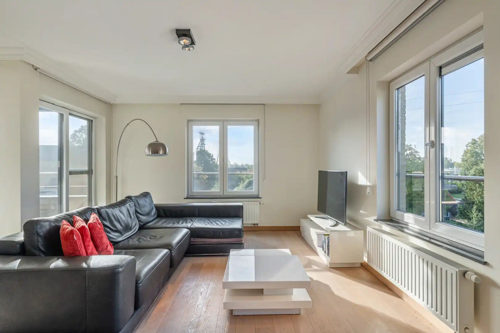 Exclusief penthouse met ruim terras, 2 slpk, extra brede autostaanplaats, centrum Houthalen foto 4