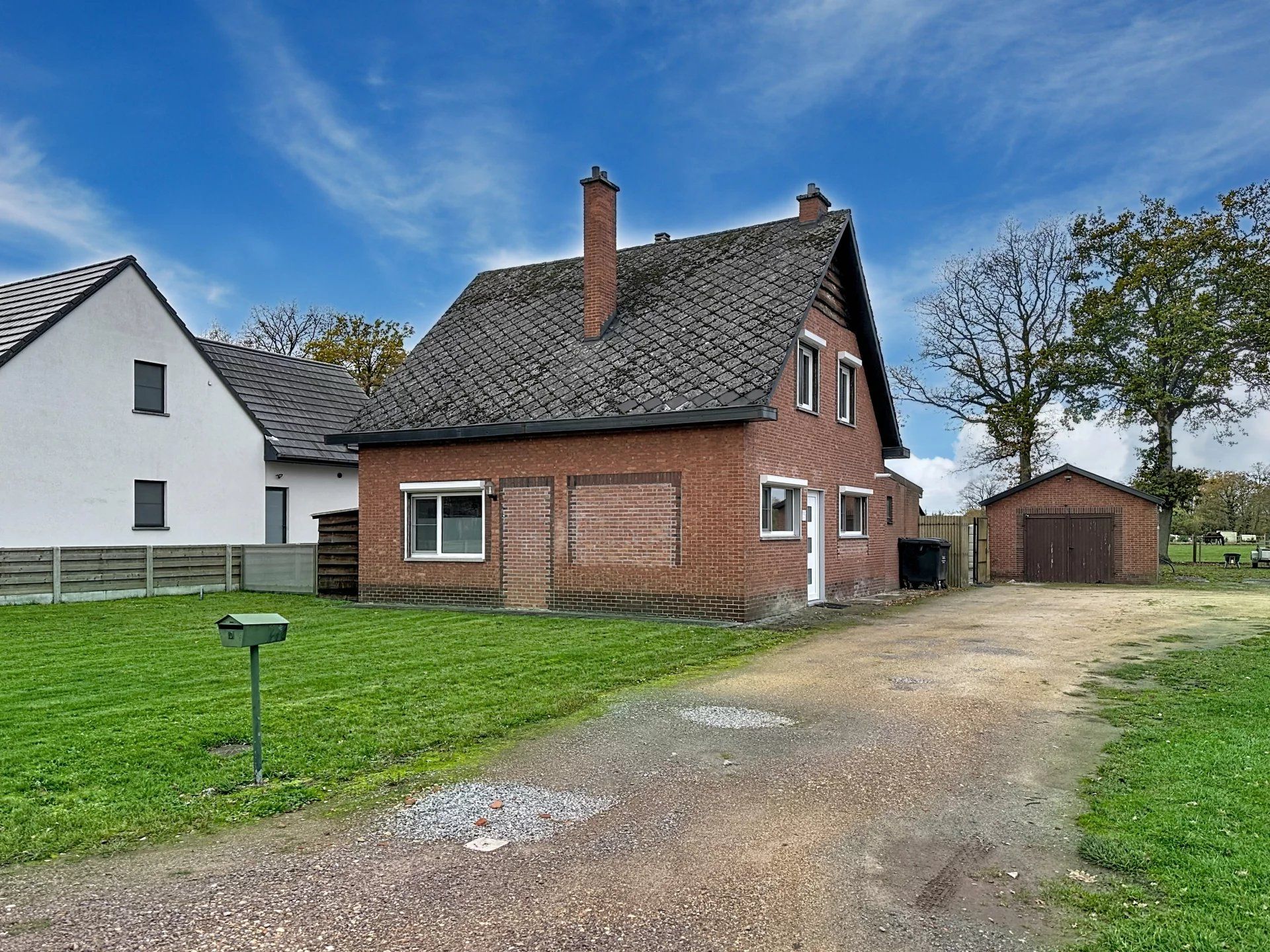 Hoofdfoto van de publicatie: Deels gerenoveerde woning met 3 slaapkamers, op een groot perceel, eventueel 2 bouwplaatsen.