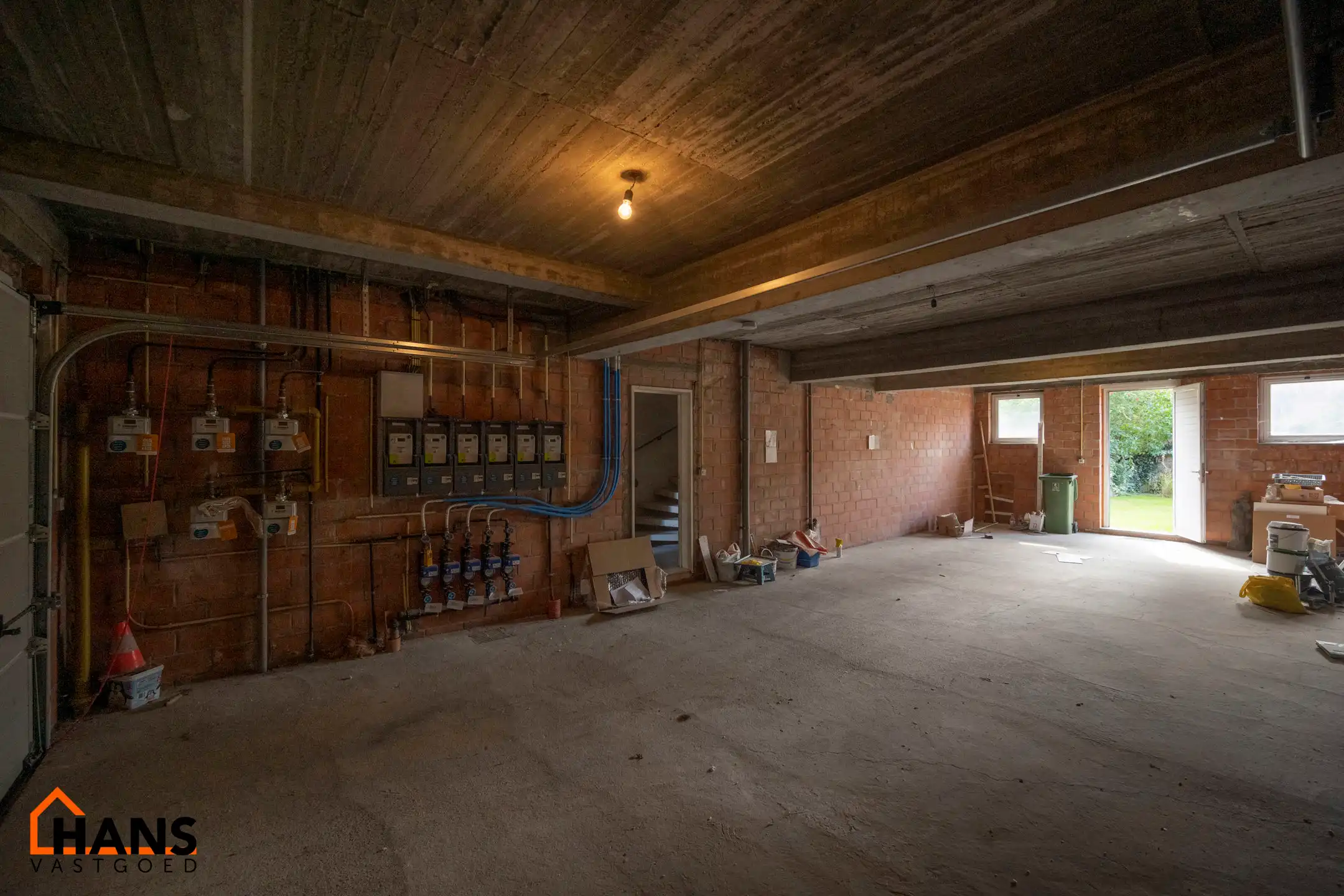 Gerenoveerd gelijkvloers appartement met 2 tuinen en garage. foto 8