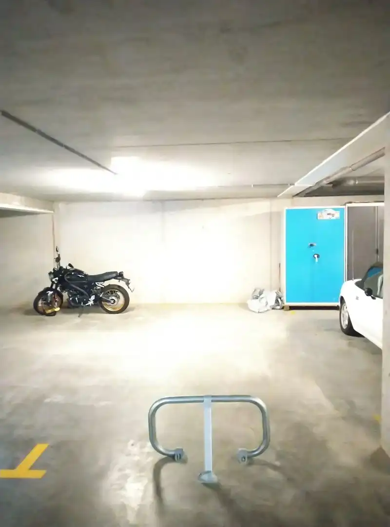 een autostaanplaats in een ondergrondse parkeergarage foto 2