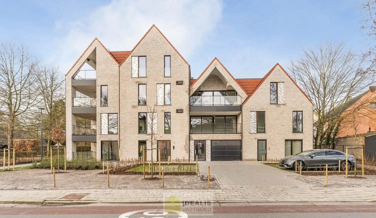 PRACHTIG INSTAPKLAAR NIEUWBOUWAPPARTEMENT MET AUTOSTAANPLAATS EN KELDERBERGING MIDDEN IN HARTJE LOMMEL, EEN AANGENAME LEEFRUIMTE MET OPEN KEUKEN EN AANSLUITEND AAN TERRAS, BERGRUIMTE, 2 SLAAPKAMERS EN RUIME BADKAMER. foto {{pictureIndex}}