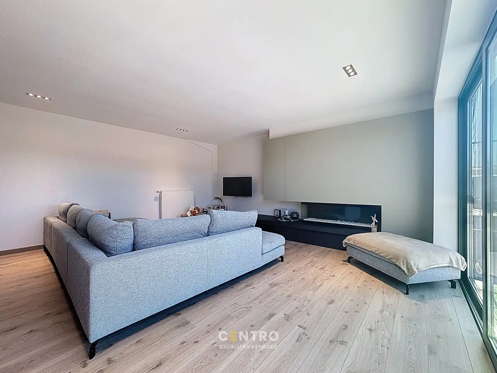 Instapklaar BEDRIJFSGEBOUW (bj. 2009) bestaande uit geïsoleerde MAGAZIJN, KANTOREN en een luxueus afgewerkte LOFT-APPARTEMENT op verdieping. Op bedrijventerrein "Oude Barriere" te Diksmuide. foto 10