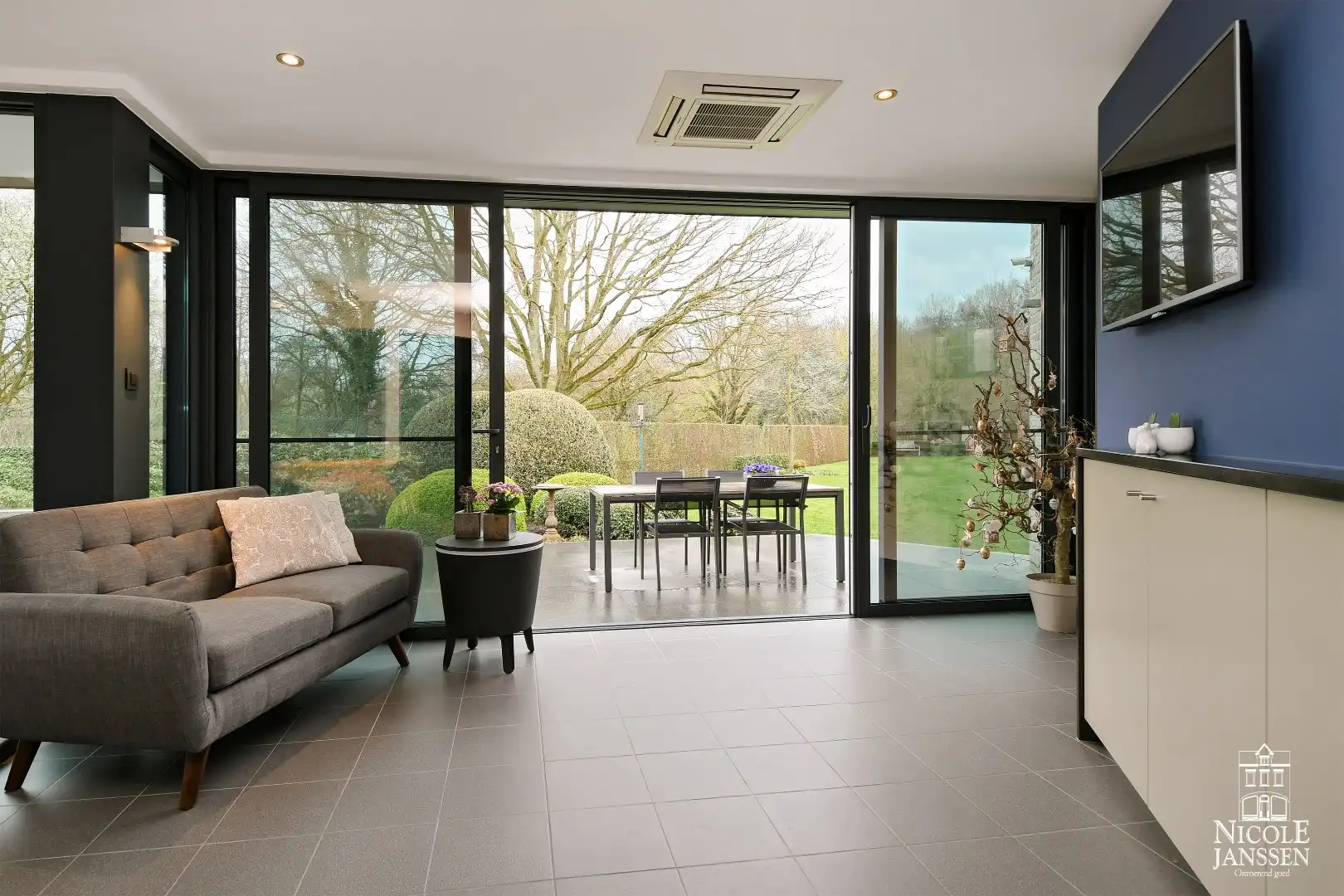 Verzorgde ruime woning met gelijkvloers praktijkgedeelte en prachtige tuin foto 9