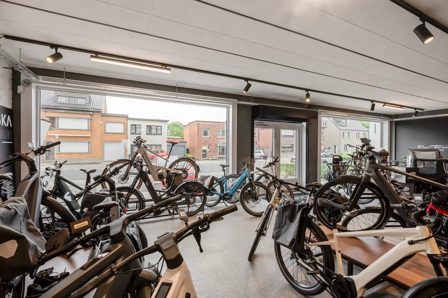 Opbrengsteigendom te koop – Handelsgelijkvloers + magazijnen foto 21