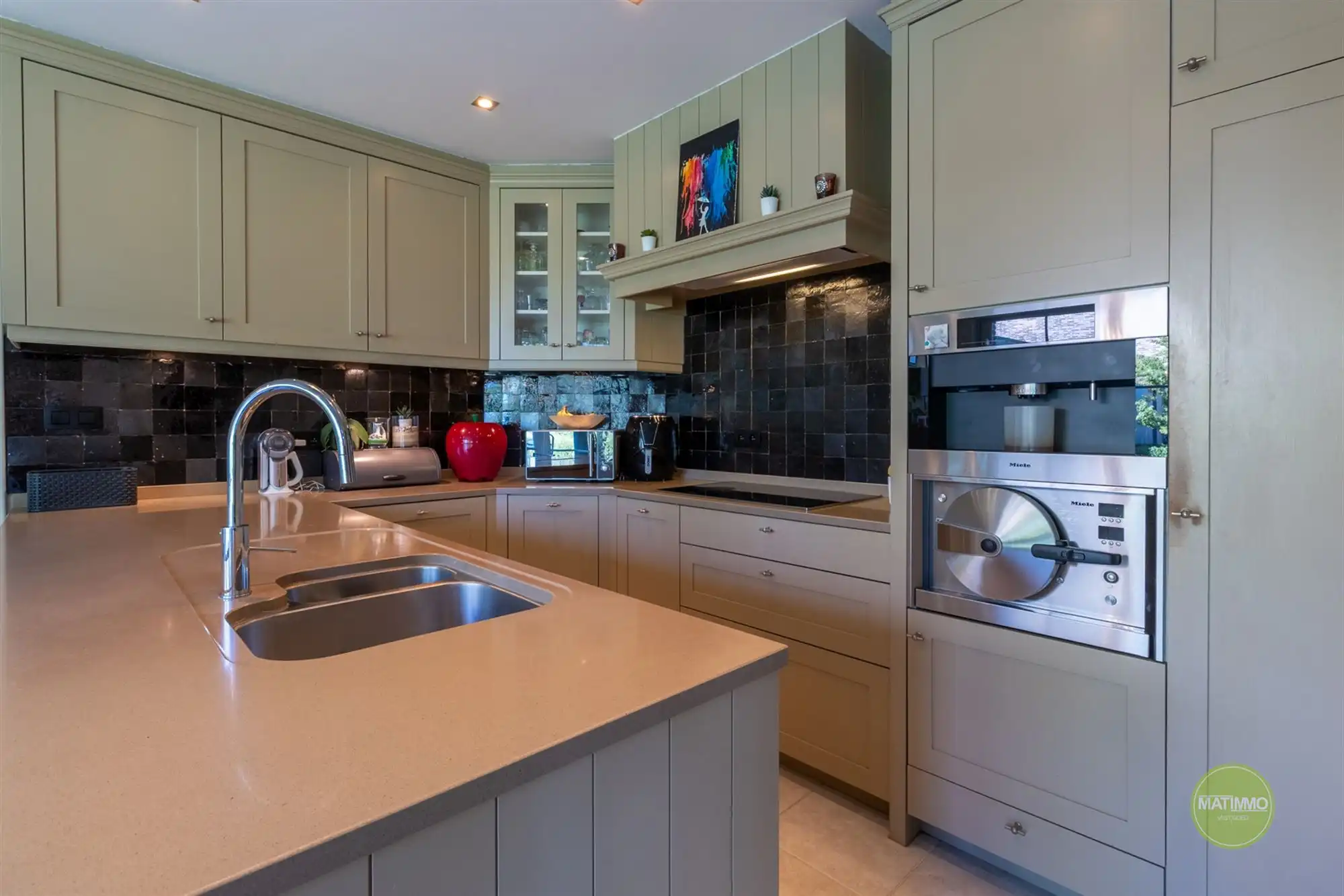 Instapklare gezinswoning met magazijn, zwembad en poolhouse  foto 9