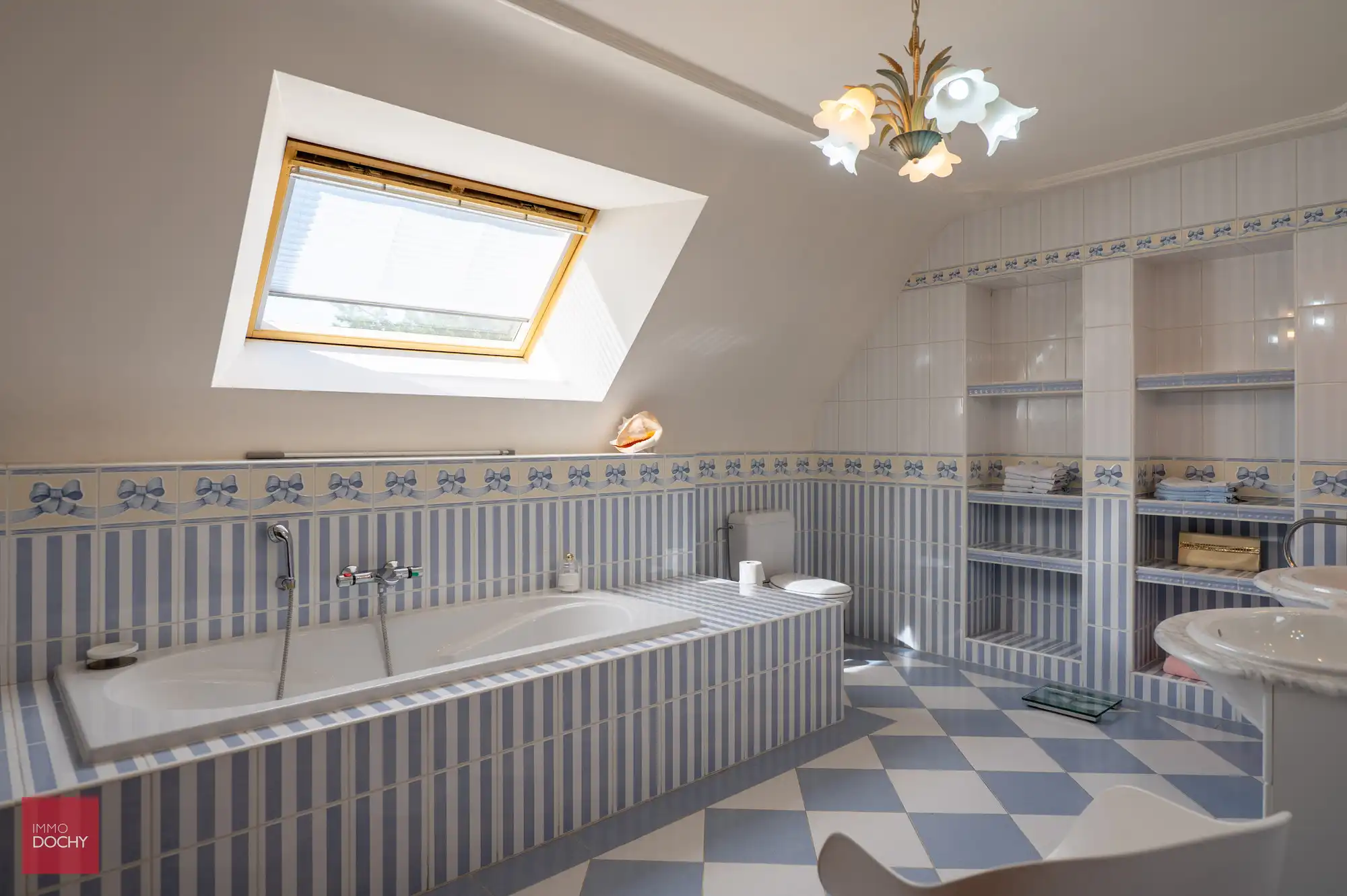 Zeer ruime en verzorgde praktijkwoning of cohousing foto 24