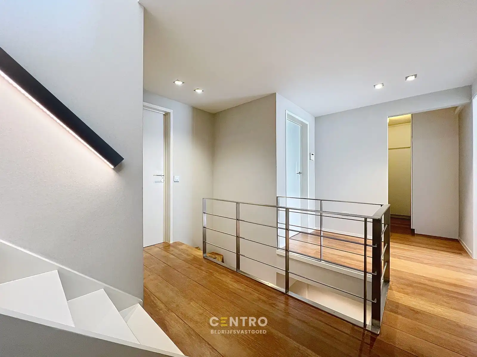 Veelzijdig handelspand met luxewoning, showroom met kantoor (kantoor, winkel, vrij beroep,...), magazijnen en garages. foto 16