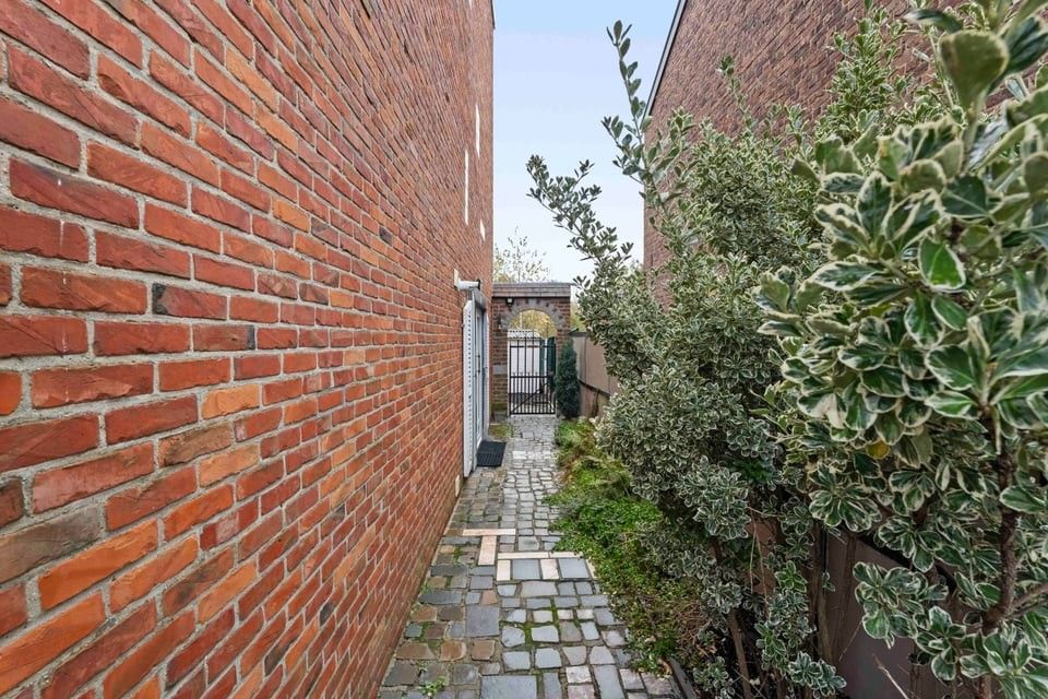 HALFOPEN BEBOUWING MET GARAGE EN GROTE TUIN IN TONGEREN foto 5