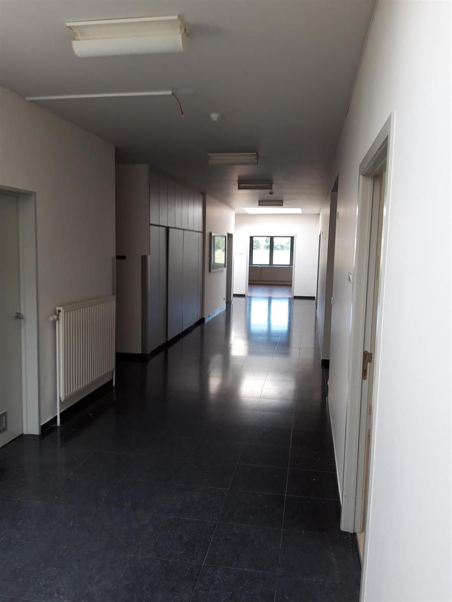 Magazijn, kantoren en toonzaal te huur in Aartselaar foto 32