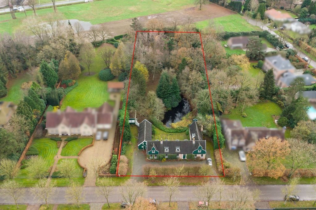 Hoofdfoto van de publicatie: Te renoveren villa in Zaanse-stijl op 3.348m²