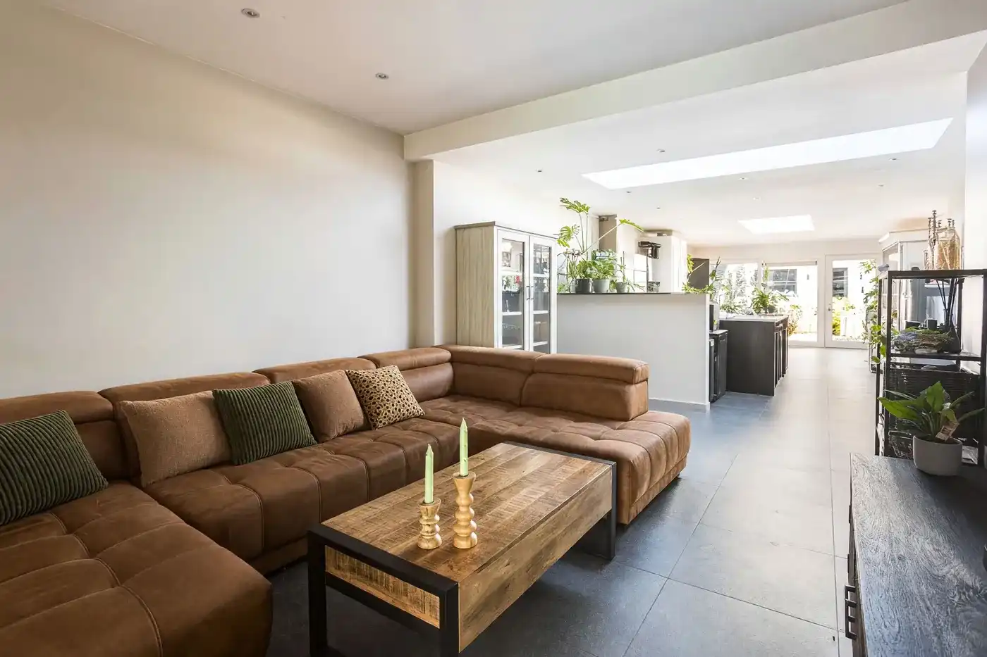 Verrassend ruime, instapklare woning in Zwevegem foto 2