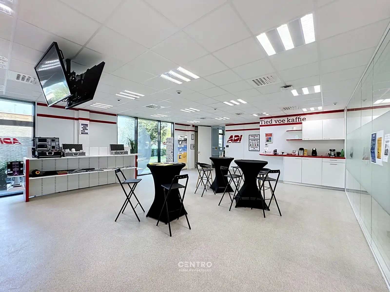 VERNIEUWDE en INSTAPKLARE KANTOORRUIMTEN (259m² en 337m²) op een UITSTEKENDE LOCATIE langs de AUTOSNELWEG te Loppem (Brugge-Zedelgem)! foto 4
