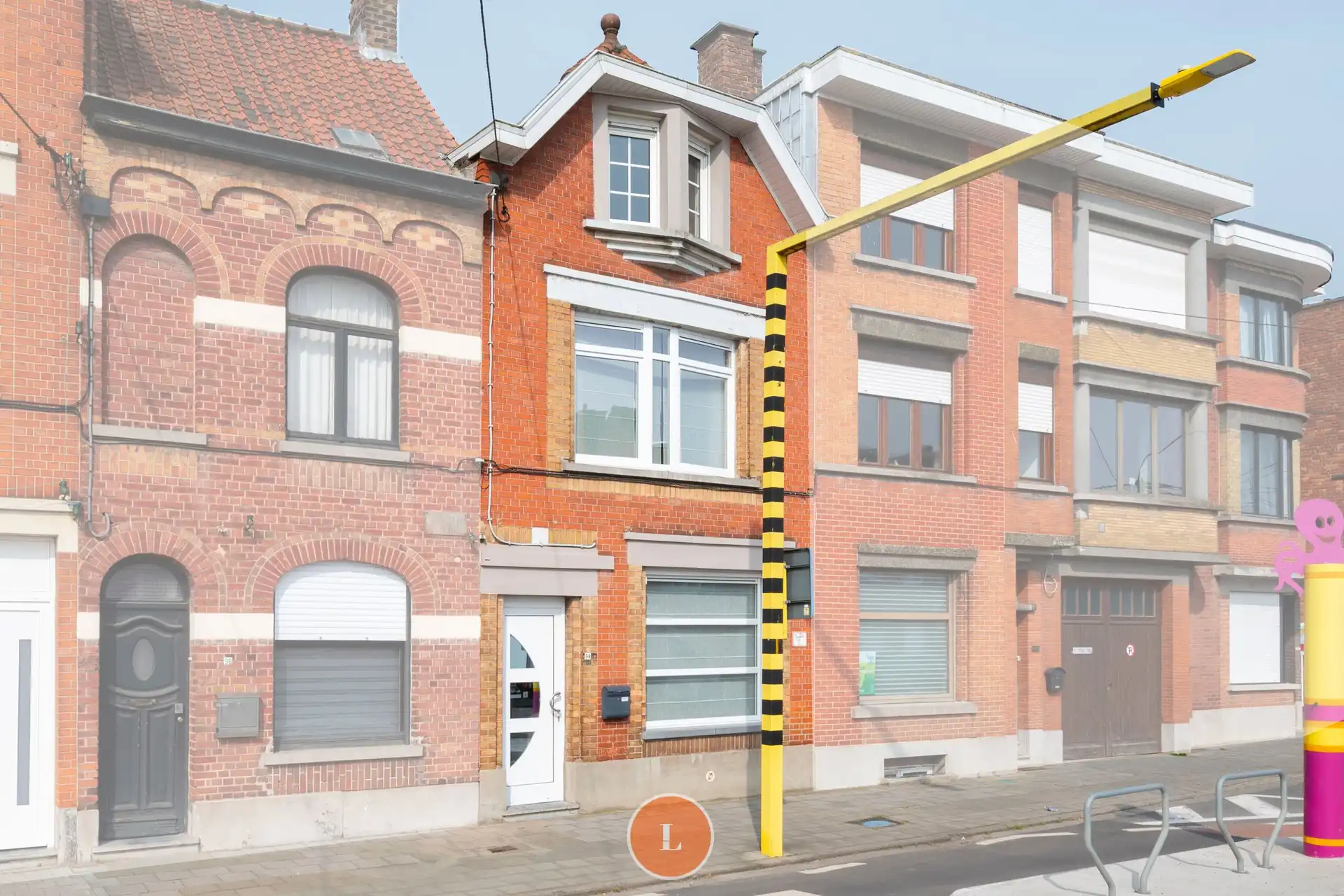 Op te frissen woning met 4 slaapkamers en tuin in Menen foto {{pictureIndex}}