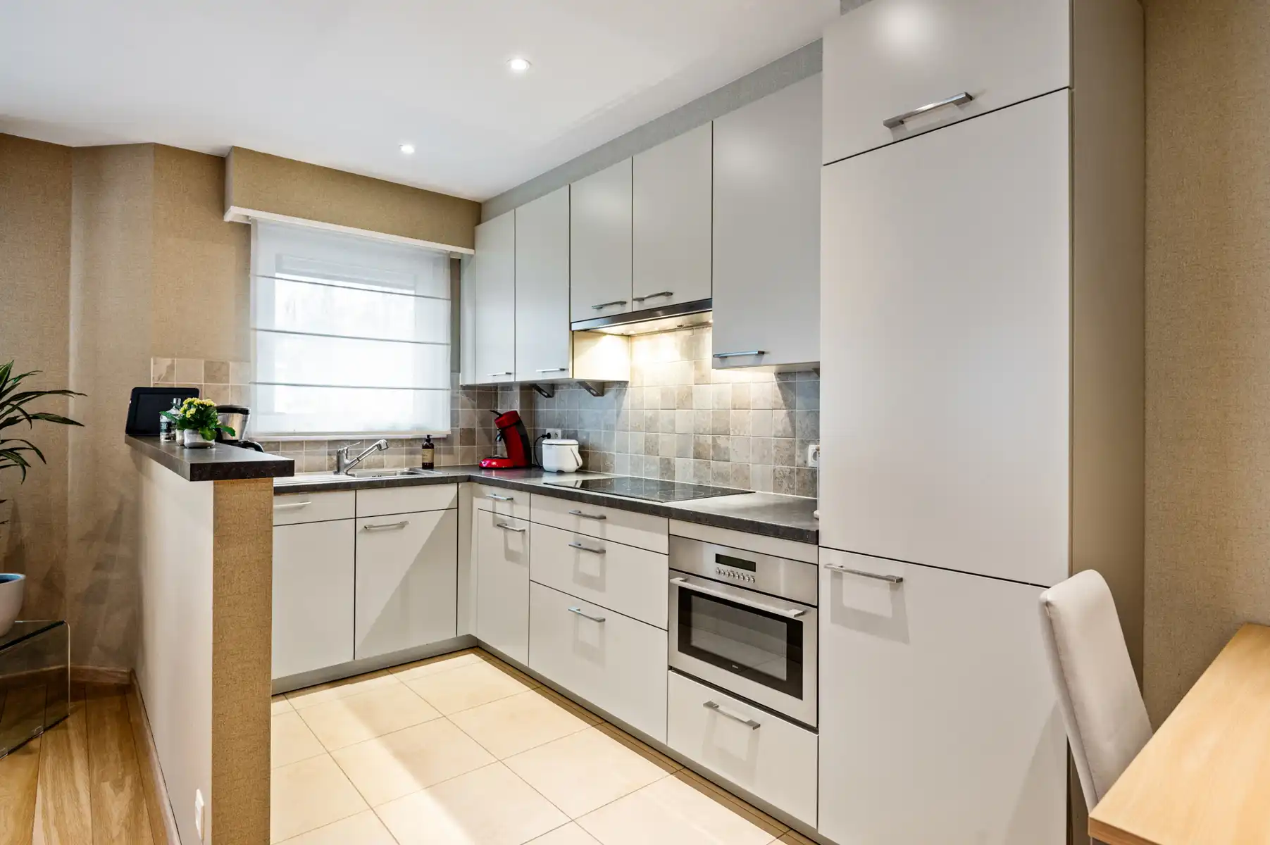 Ruim gelijkvloers appartement vlak buiten centrum Aartselaar foto 9