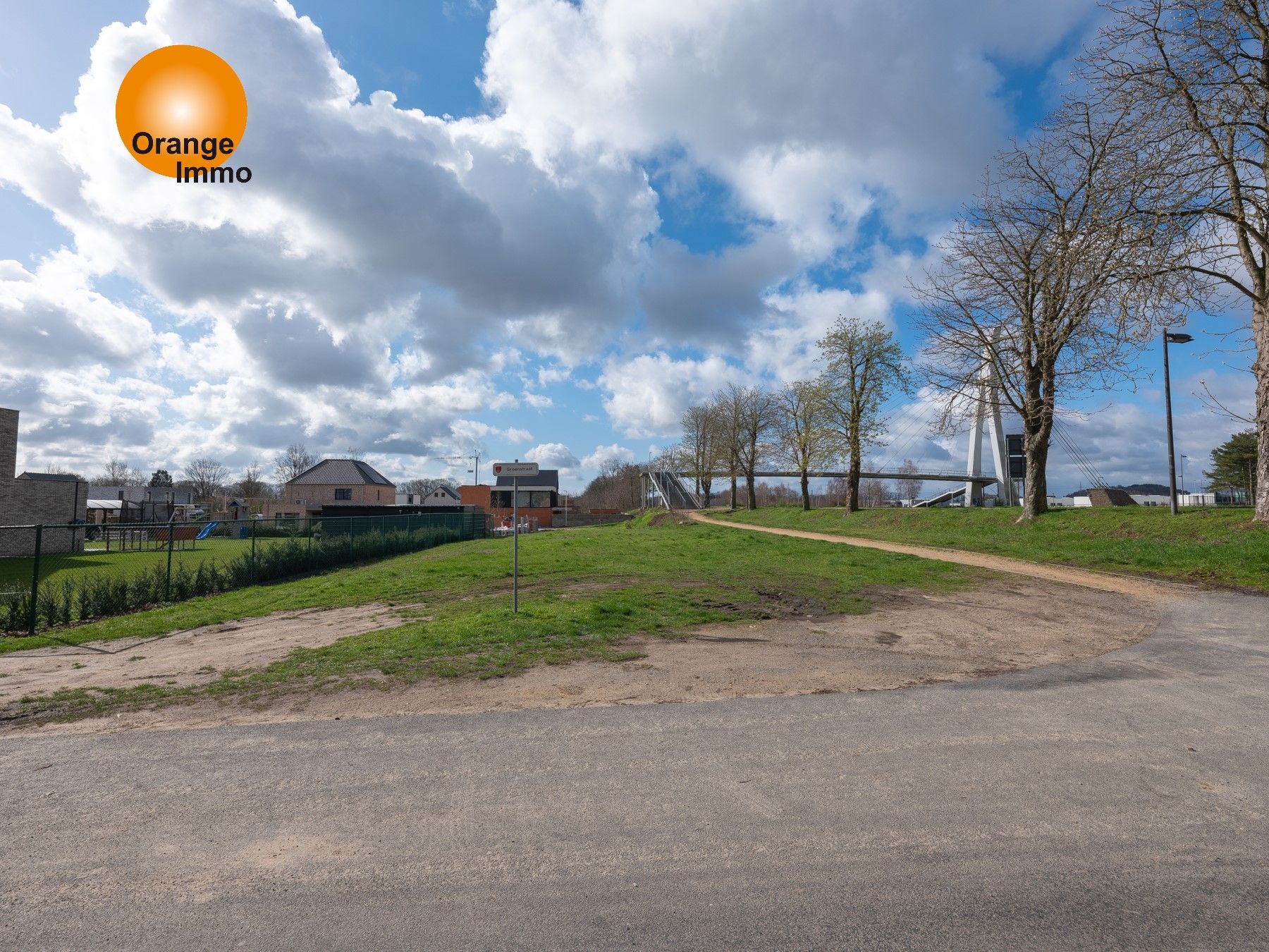 Uniek gelegen bouwperceel met een prachtig uitzicht op de Zuid-Willemsvaart op 5a te Lanklaar.  foto {{pictureIndex}}