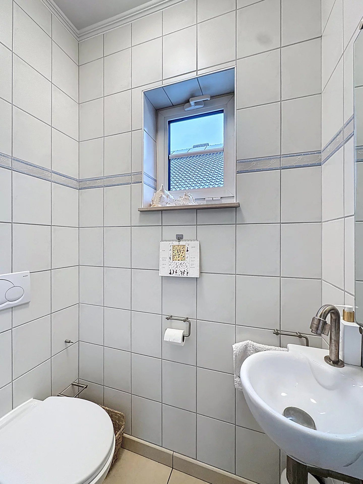 Prachtige landelijke gelegen vrijstaande woning uit 2001, gelegen op een perceel van 16a 43ca. Deze woning biedt comfort, ruimte en privacy met hoogwaardige afwerking en moderne gemakken. foto 18