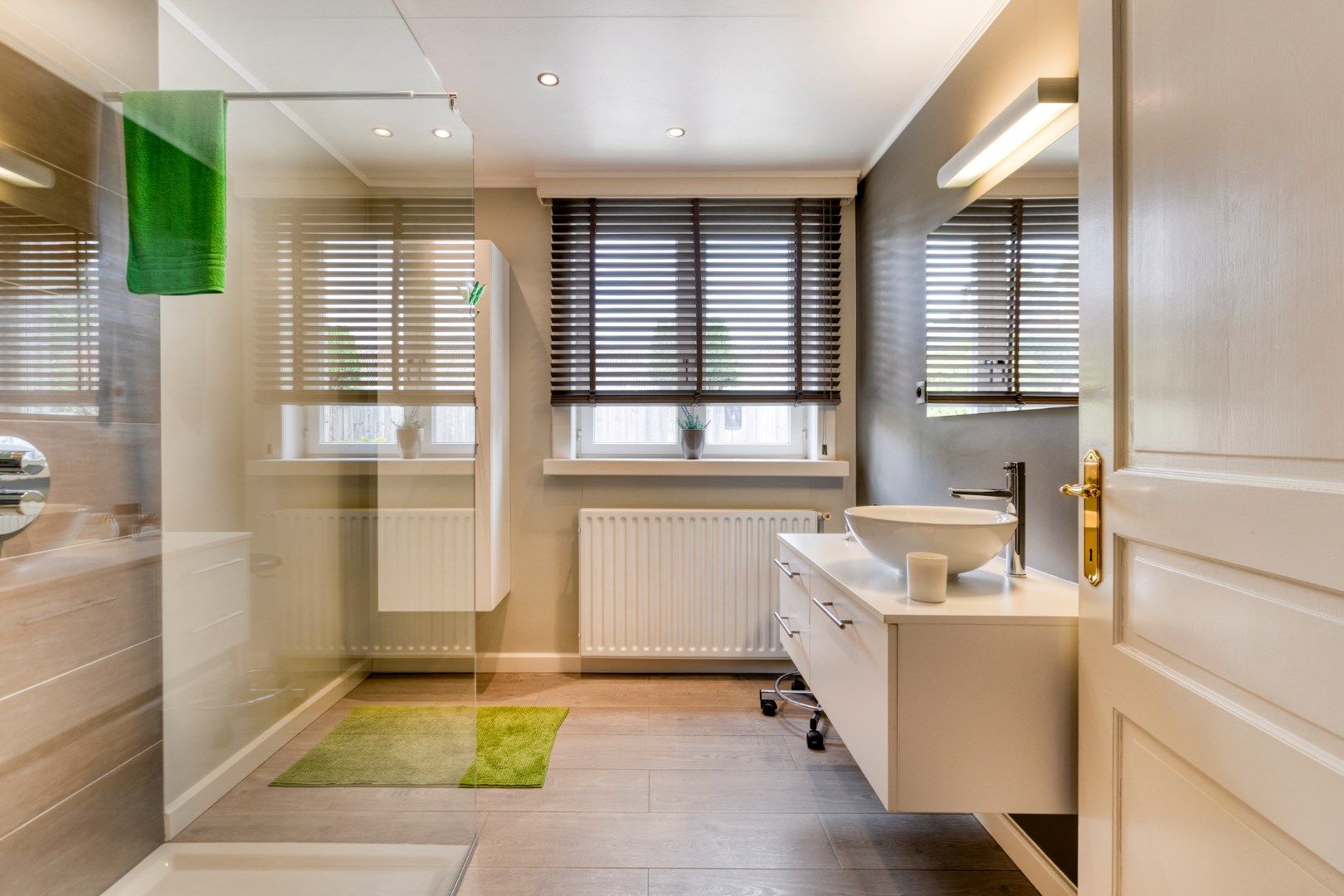 Ruime goed onderhouden woning op een prachtig perceel met praktijk mogelijkheid foto 17