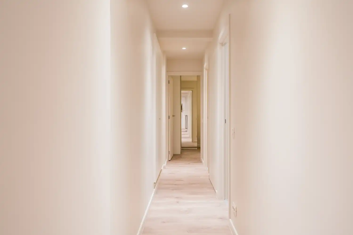 Modern instapklaar appartement met twee slaapkamers. Let op: dit pand heeft geen zeezicht! foto 6