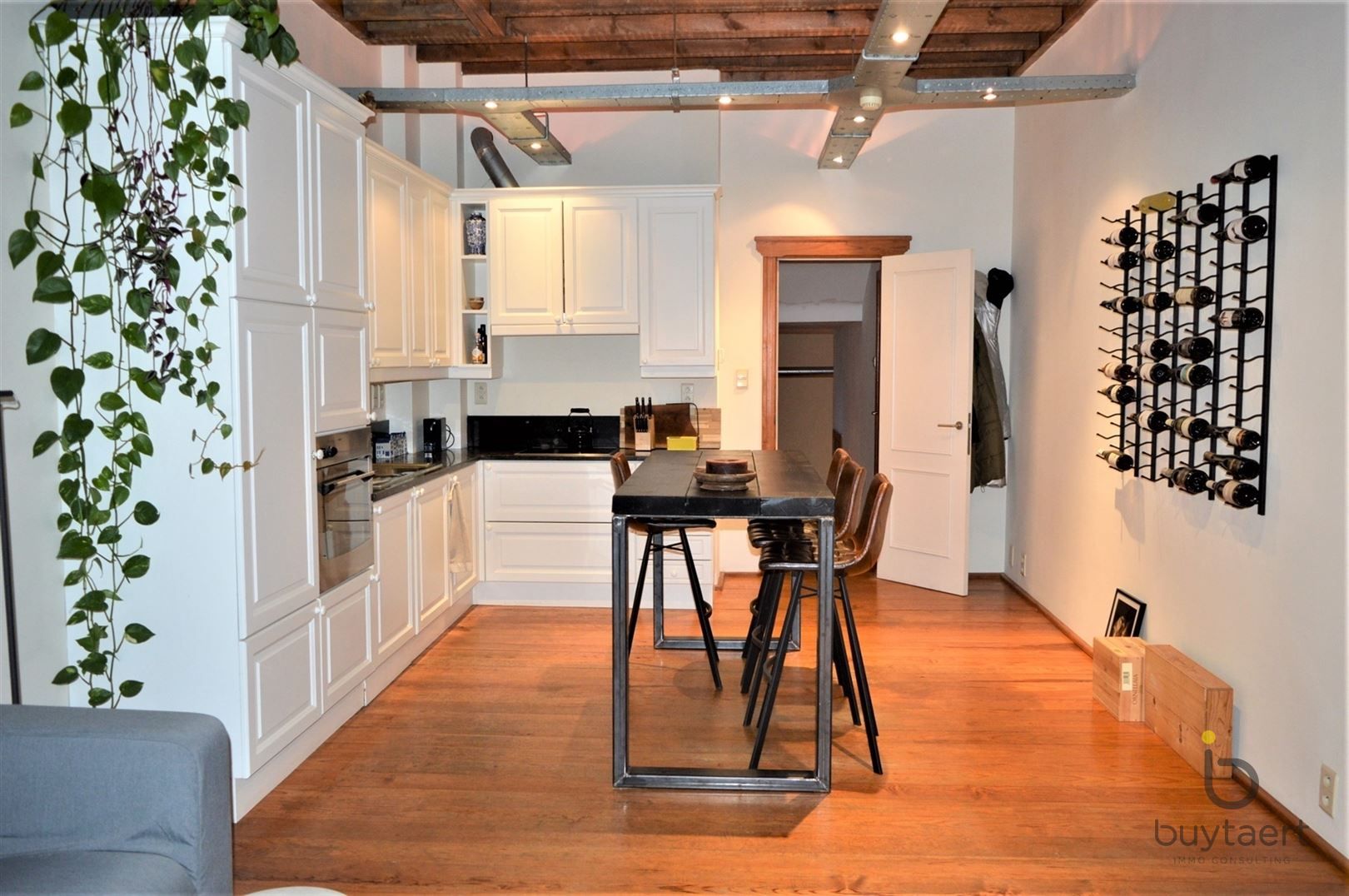 Karaktervol stadsappartement met één slaapkamer en dressing nabij de gezellige terrasjes in hartje Antwerpen! foto {{pictureIndex}}