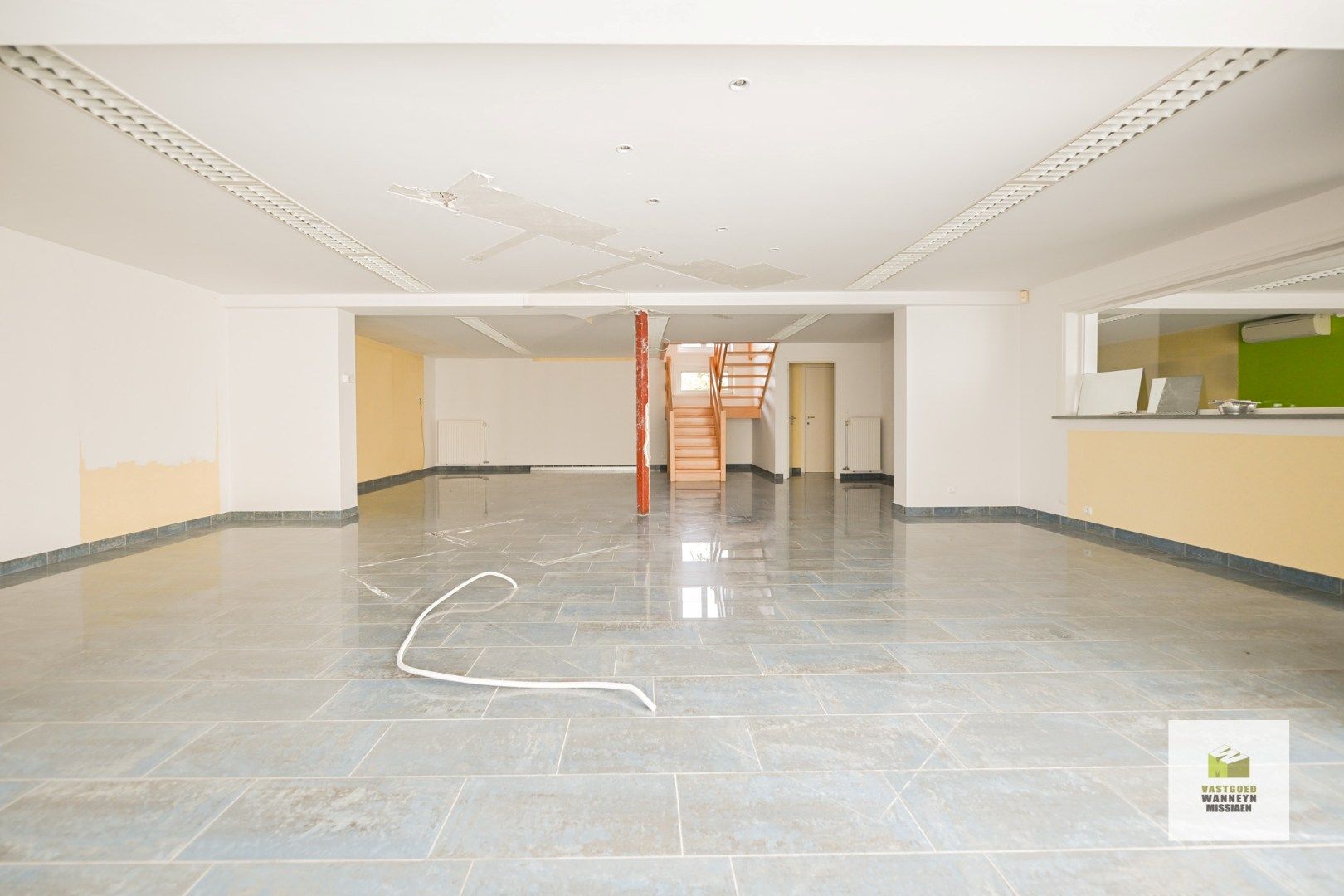 Kantoorruimte met woning op 1056 m2 foto 6