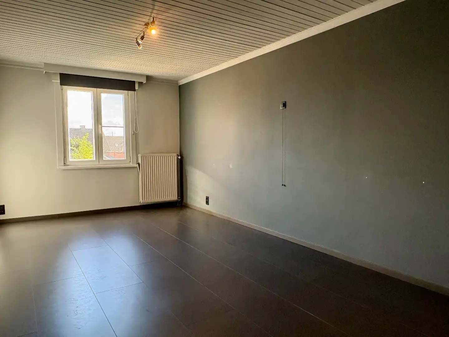 Instapklare woning te koop met uitweg en ruime garage achteraan en 3 slaapkamers met mogelijkheid tot het maken van een 4de slaapkamer.  foto 11